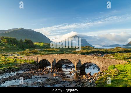 Die berühmte Sligachan Old Bridge mit Blick auf die Cuillin Bergkette, Isle of Skye, Highlands, Schottland Stockfoto