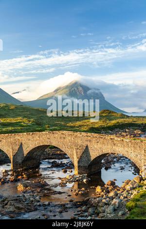 Die berühmte Sligachan Old Bridge mit Blick auf die Cuillin Bergkette, Isle of Skye, Highlands, Schottland Stockfoto