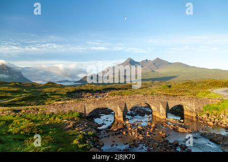 Die berühmte Sligachan Old Bridge mit Blick auf die Cuillin Bergkette, Isle of Skye, Highlands, Schottland Stockfoto