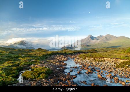Der Fluss Sligachan mit Blick auf die Cuillin-Bergkette, Isle of Skye, Highlands, Schottland, Stockfoto