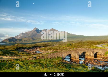 Die berühmte Sligachan Old Bridge mit Blick auf die Cuillin Bergkette, Isle of Skye, Highlands, Schottland Stockfoto