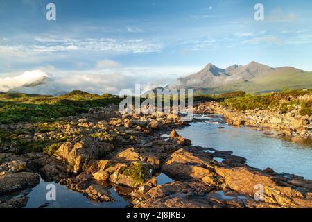 Der Fluss Sligachan mit Blick auf die Cuillin-Bergkette, Isle of Skye, Highlands, Schottland, Stockfoto