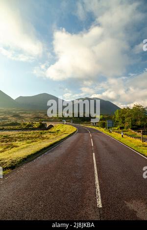 Ein schöner Morgen auf der A863 auf der Isle of Skye, Schottland Stockfoto