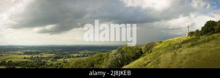 Coombe Hill Monument in den Chiltern Hills, Buckinghamshire, Großbritannien. Panoramalandschaft der englischen Landschaft. Stockfoto