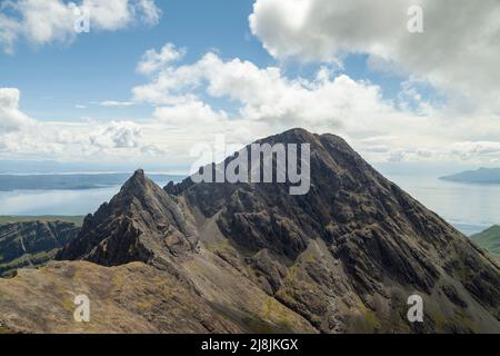 Das Munro Blà Bheinn, Blaven mit dem 'Scottish matterhorn' Clach Glas im Vordergrund vom Corbett Garbh Bheinn aus gesehen Stockfoto