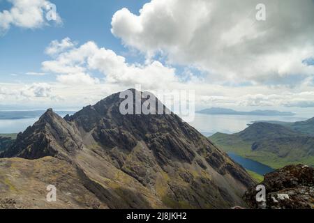 Das Munro Blà Bheinn, Blaven mit dem 'Scottish matterhorn' Clach Glas im Vordergrund vom Corbett Garbh Bheinn aus gesehen Stockfoto