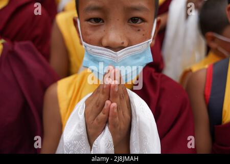 Kathmandu, Nepal. 16.. Mai 2022. Junger Mönch mit Maske betet für Buddha Jayanti, den Geburtstag von Lord Buddha, in der Nähe von Boudhanath Stupa. (Bild: © Aryan Dhimal/ZUMA Press Wire) Stockfoto