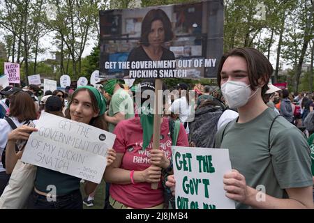 New York, Usa. 14.. Mai 2022. Die Teilnehmer mit Plakaten versammeln sich auf dem Cadman Plaza zur geplanten Kundgebung „Bans Off Our Bodies“ von Parenthood und marschieren über die Brooklyn Bridge zum Foley Square in Lower Manhattan in New York City. Anhänger von Abtreibungsrechten veranstalten landesweit Kundgebungen, in denen sie die Gesetzgeber auffordern, Abtreibungsrechte in ein Gesetz zu kodifizieren, nachdem ein durchgesickrter Entwurf des Obersten Gerichtshofs eine mögliche Entscheidung zur Aufhebung des Präzedenzfalles von Roe v. Wade enthüllt hat. (Foto von Ron Adar/SOPA Images/Sipa USA) Quelle: SIPA USA/Alamy Live News Stockfoto