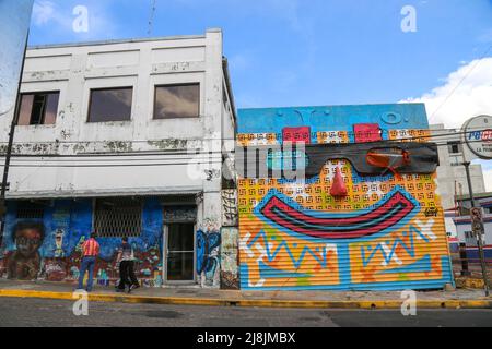 Costa Rica Street Art - Graffiti-Kunstwerk, zeigt eine Ladenfassade als Gesicht mit 3D Glas gemalt. Unbekannter Interpret Stockfoto