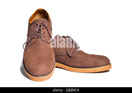 Ein Paar braune Wildlederschuhe für Männer, isoliert auf weißem Hintergrund Stockfoto