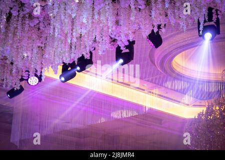 RGB W LED-Lichtstrahl mit beweglichem Kopf und Waschbühnelbeleuchtung im festlichen Veranstaltungssaal Stockfoto