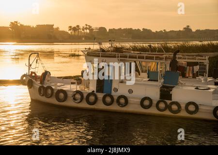 Sonnenuntergang und ein Schlepper auf dem Nil Stockfoto