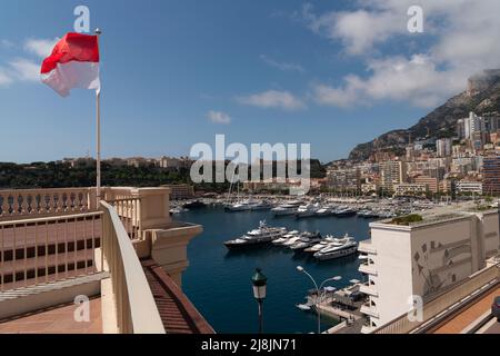 Le Palais des Princes de Monaco (auch bekannt als Le Palais Princier oder Grimaldi Palace) und der Hafen von Monaco. Monte Carlo. Fürstentum Monaco Stockfoto