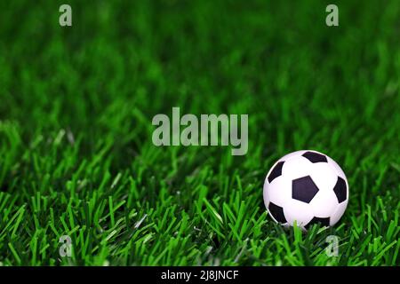 Stillleben Foto von einem Mini-Spielzeug Fußball auf Kunstrasen platziert Stockfoto