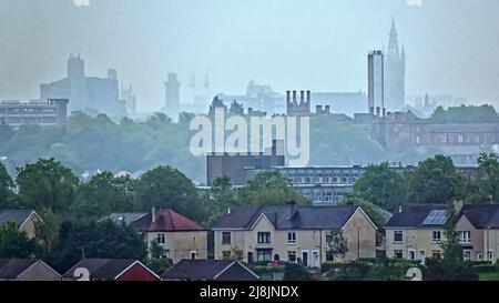 Glasgow, Schottland, Großbritannien, 16.. Mai 2022. UK Wetter: : Nass in der Stadt sah starken Nebel und Duschen einen Hintergrund zu den Vordergrundgebäuden . Über dem West End und dem Ruderer der universität glasgow. Credit Gerard Ferry/Alamy Live News Stockfoto