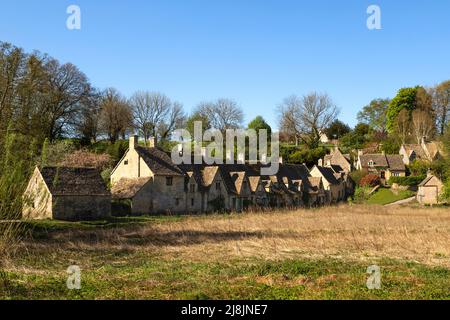 Malerische Aussicht auf Arlington Row Cottages, Bibury, die Cotswolds, Gloucestershire, England, Vereinigtes Königreich. Stockfoto