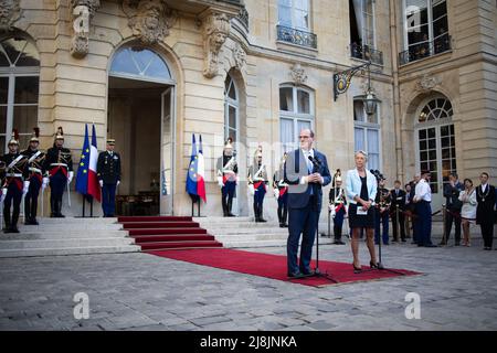 Paris, Frankreich, 16. Mai 2022. Der scheidende französische Premierminister Jean Castex hält eine Rede neben seiner Nachfolgerin, der ehemaligen Arbeitsministerin Elisabeth Borne, während einer Übergabezeremonie im Innenhof des Hotel Matignon, der offiziellen Residenz des französischen Premierministers, am 16. Mai 2022 in Paris. Foto von Raphael Lafargue/ABACAPRESS.COM Stockfoto