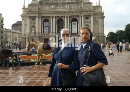 Lwów, Lviv, Lwiw, Львів, Ukraine, Ukraine, Україна, Ukrajina; Nonnen vor dem Opernhaus von Lemberg Stockfoto