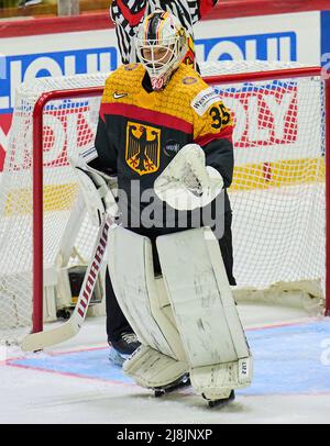 Helsinki, Finnland, 16. Mai 2022, Mathias Niederberger Nr. 35 Torwart von Deutschland fängt den Puck im Spiel DEUTSCHLAND - FRANKREICH der IIHF EISHOCKEY WELTMEISTERSCHAFT Gruppe B in Helsinki, Finnland, 16. Mai 2022, Saison 2021/2022 © Peter Schatz / Alamy Live News Stockfoto