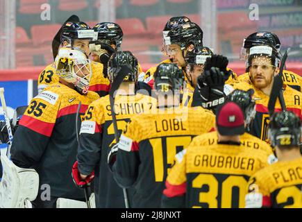 Helsinki, Finnland, 16. Mai 2022, Mathias Niederberger Nr. 35 Torwart Deutschlands mit Team Deutschland feiert nach dem Sieg mit Fans im Spiel DEUTSCHLAND - FRANKREICH 3-2 der IIHF EISHOCKEY WELTMEISTERSCHAFT Gruppe B in Helsinki, Finnland, 16. Mai 2022, Staffel 2021/2022 © Peter Schatz / Alamy Live News Stockfoto