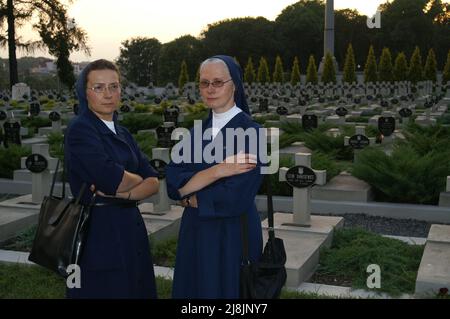 Lwów, Lviv, Lwiw, Львів, Ukraine, Ukraine, Україна, Ukrajina; Nonnen vor dem Friedhof der Verteidiger von Lemberg; Zakonnice na tle cmentarza Stockfoto