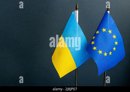 Flaggen der Ukraine und der Europäischen Union, Konzept der Zusammenarbeit und Hilfe, Ort für Text Stockfoto
