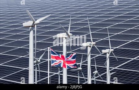 Britische Flagge, Sonnenkollektoren und Onshore-Windenergieanlagen. Saubere, billige erneuerbare Energie, Null-Netto-Emissionen, Strom, Lebenshaltungskosten, Krise.. Konzept Stockfoto