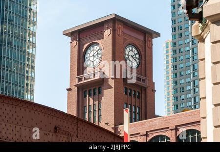 Blick auf den Turm des Reid Murdoch Building mit der Uhr im Stadtzentrum von Chicago, Illinois, USA Stockfoto