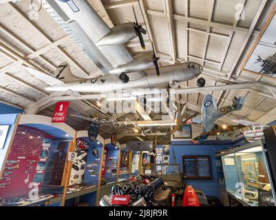 Norwich, Norfolk, Großbritannien – Mai 14 2022. Modellflugzeuge, die in einem Ausstellungsraum des Luftfahrtmuseums aufgehängt sind Stockfoto