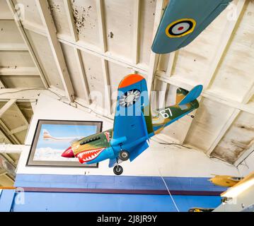 Norwich, Norfolk, Großbritannien – Mai 14 2022. Modellflugzeuge, die in einem Ausstellungsraum des Luftfahrtmuseums aufgehängt sind Stockfoto