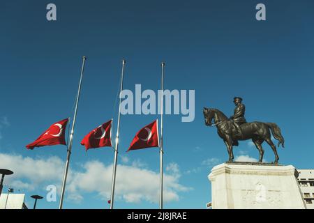 Ankara, Türkei - 10. November 2021: Siegesdenkmal Ankara. Mustafa Kemal Atatürk Skulptur auf dem Ulus Platz. Redaktionelle Aufnahme in Ankara. Stockfoto