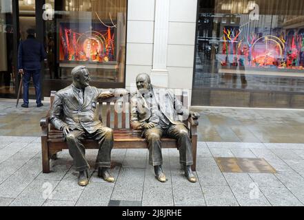 Allies Skulptur von Lawrence Holofcener in der New Bond Street in London Stockfoto