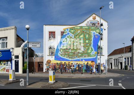 Die Strand Stadtkarte Wandbild auf der Clarendon Straße in Portsmouth, England. Auf der Seite eines Gebäudes gemalt zeigt es lokale Wahrzeichen. Stockfoto