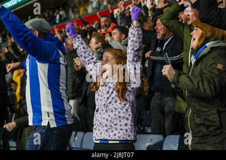 Huddersfield, Großbritannien. 16.. Mai 2022. Ein junger Huddersfield-Fan feiert Huddersfield-Spiel Sieh den endgültigen Sieg während der EFL Sky Bet Championship Play Off Semi Final 2. Leg Match zwischen Huddersfield Town und Luton Town am 16. Mai 2022 im John Smiths Stadium, Huddersfield, England. Foto von Simon Hall. Nur zur redaktionellen Verwendung, Lizenz für kommerzielle Nutzung erforderlich. Keine Verwendung bei Wetten, Spielen oder Veröffentlichungen einzelner Clubs/Vereine/Spieler. Kredit: UK Sports Pics Ltd/Alamy Live Nachrichten Stockfoto