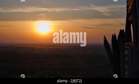 Hölzerner Aussichtsturm und Sonnenuntergang in Braunsberg, Österreich Stockfoto