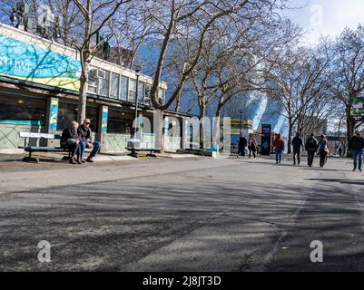 Seattle, WA USA - circa April 2022: Blick auf Menschen, die in der Nähe des Seattle Center im Stadtzentrum herumlaufen und einen sonnigen Tag genießen. Stockfoto