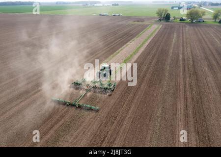 Pinnebog, Michigan - Ein Traktor pflügt ein Ackerfeld in Michgans Daumen. Stockfoto