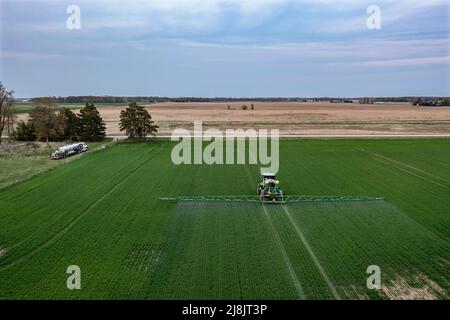 Pinnebog, Michigan - Ein Sprays Fungizid auf einem Weizenfeld im Daumen von Michigan. Stockfoto