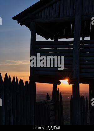 Hölzerner Aussichtsturm und Sonnenuntergang in Braunsberg, Österreich Stockfoto