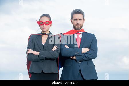 Super-Business-Paar in Superheldenanzug auf Himmel Hintergrund Stockfoto