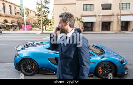 Autovermietung Händler sprechen auf Telefon im Freien Stockfoto