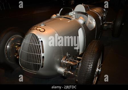 Nahaufnahme eines antiken Audi Rennwagens mit dem Auto Union Logo in einer Museumsausstellung Stockfoto