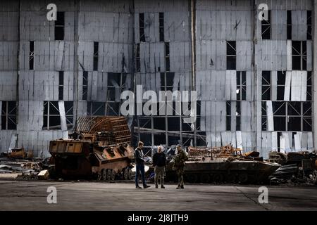 Kiew, Ukraine. 17.. Mai 2022. Zerstörte den Flughafen Hostomel am Stadtrand von Kiew. Nachdem die russisch-ukrainische Kriegsfront in den Osten und Südosten zurückgedrängt wurde, sind die einst von Russland besetzten Außenbezirke von Kiew wie Bucha, Borodyanka und Hostomel nun wieder für die Welt sichtbar. Zerstörte Autos, Gebäude, Panzer und sogar das größte Flugzeug der Welt gehören zu den Opfern des Krieges. Kredit: SOPA Images Limited/Alamy Live Nachrichten Stockfoto