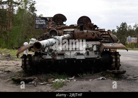 Kiew, Ukraine. 17.. Mai 2022. Ein zerstörter russischer Panzer in Kiew. Nachdem die russisch-ukrainische Kriegsfront in den Osten und Südosten zurückgedrängt wurde, sind die einst von Russland besetzten Außenbezirke von Kiew wie Bucha, Borodyanka und Hostomel nun wieder für die Welt sichtbar. Zerstörte Autos, Gebäude, Panzer und sogar das größte Flugzeug der Welt gehören zu den Opfern des Krieges. Kredit: SOPA Images Limited/Alamy Live Nachrichten Stockfoto