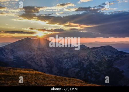 Die Sonne untergeht über Mt Jefferson, dem höchsten Gipfel der Centennial Range und Heimat von Grizzlybären. Island Park, Fremont County, Idaho, USA Stockfoto