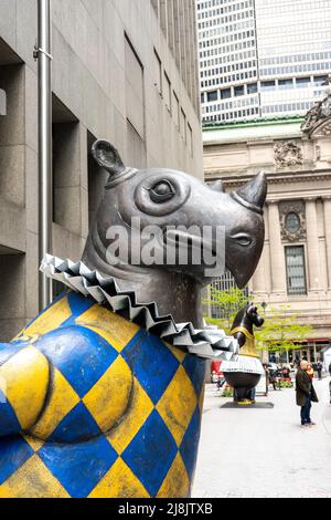 Die skurrilen Bronzestatuen von Bjorn Okholm Skaarup sind auf dem Pershing Square vor dem Grand Central Terminal, New York City, USA 2022, ausgestellt Stockfoto