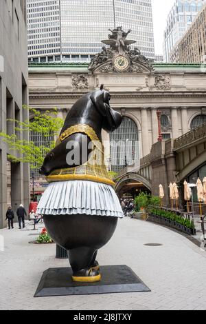 Die skurrilen Bronzestatuen von Bjorn Okholm Skaarup sind auf dem Pershing Square vor dem Grand Central Terminal, New York City, USA 2022, ausgestellt Stockfoto