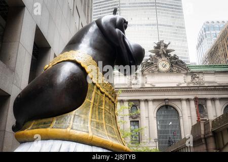 Die skurrilen Bronzestatuen von Bjorn Okholm Skaarup sind auf dem Pershing Square vor dem Grand Central Terminal, New York City, USA 2022, ausgestellt Stockfoto