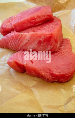 Rohe Thunfisch-Steaks in Sushi-Qualität, USA 2022 Stockfoto