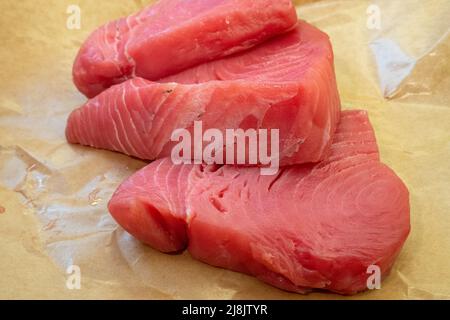 Rohe Thunfisch-Steaks in Sushi-Qualität, USA 2022 Stockfoto